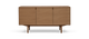 Minimalistisk skænk i eg med tre glatte låger på slanke ben, vist forfra mod hvid baggrund.