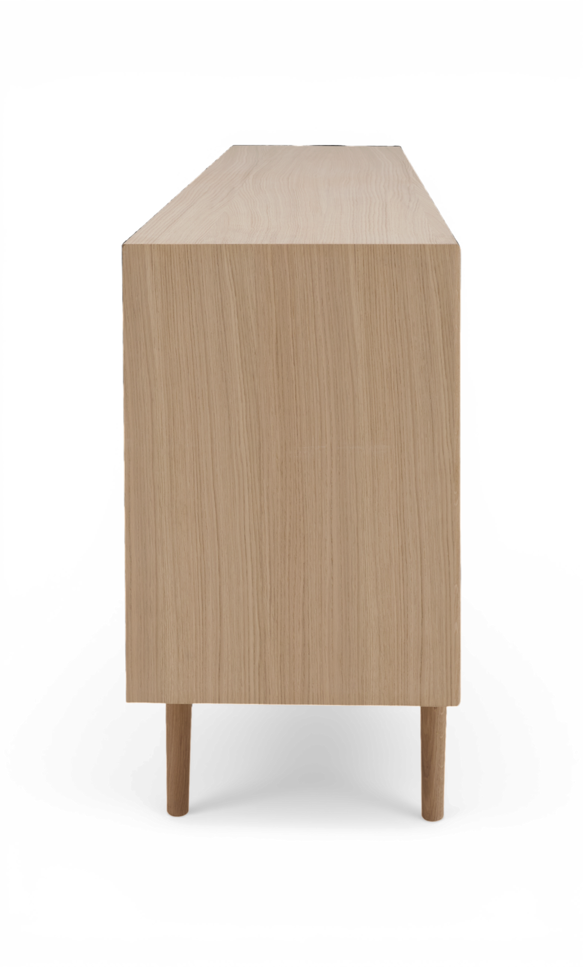 Sidevisning af et sideboard i lyst træ med runde ben, frilagt i studie.