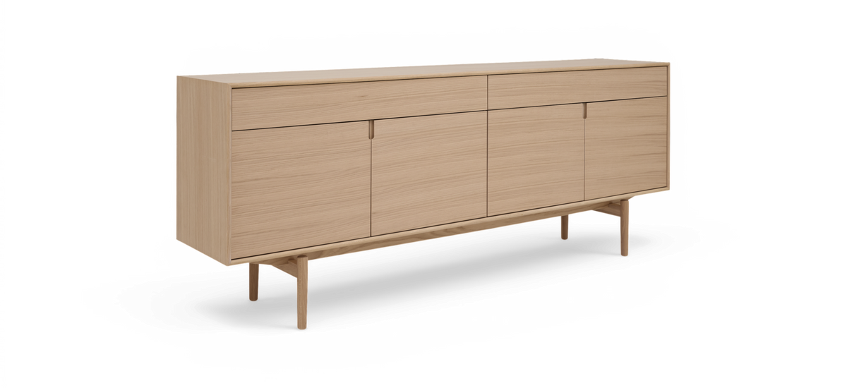 Lyst egetræssideboard med to øverste skuffer og fire låger på slanke ben i minimalistisk skandinavisk design.
