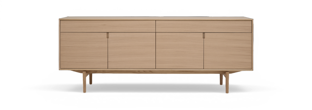Lys eg sideboard med fire låger og to smalle skuffer, fritstående på slanke ben.