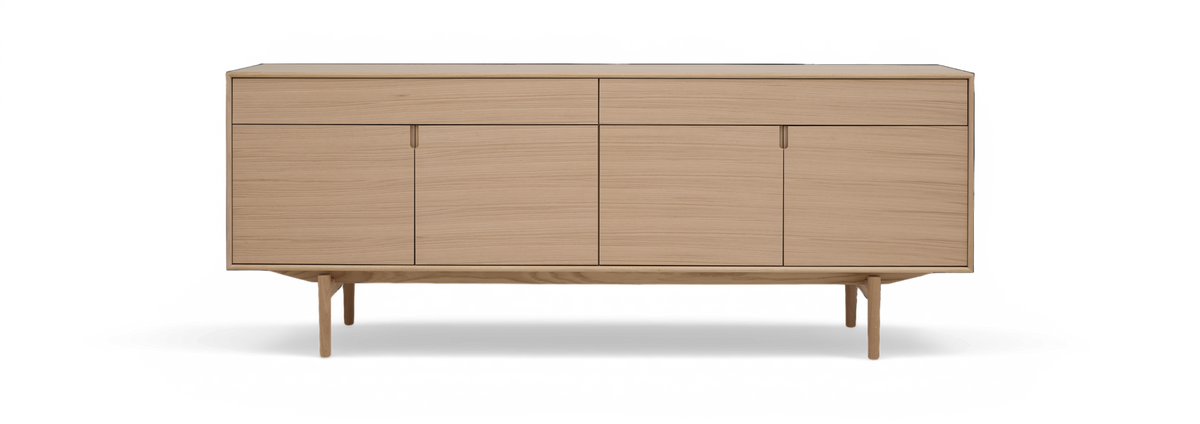 Lys eg sideboard med fire låger og to smalle skuffer, fritstående på slanke ben.