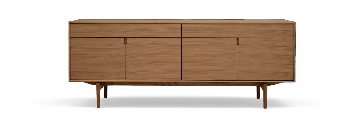 Minimalistisk skænk i eg med fire låger og to øverste skuffer på slanke ben.