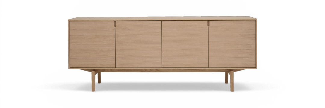 Minimalistisk skænk i lys eg med fire glatte låger på slanke ben, frontview, frilagt.