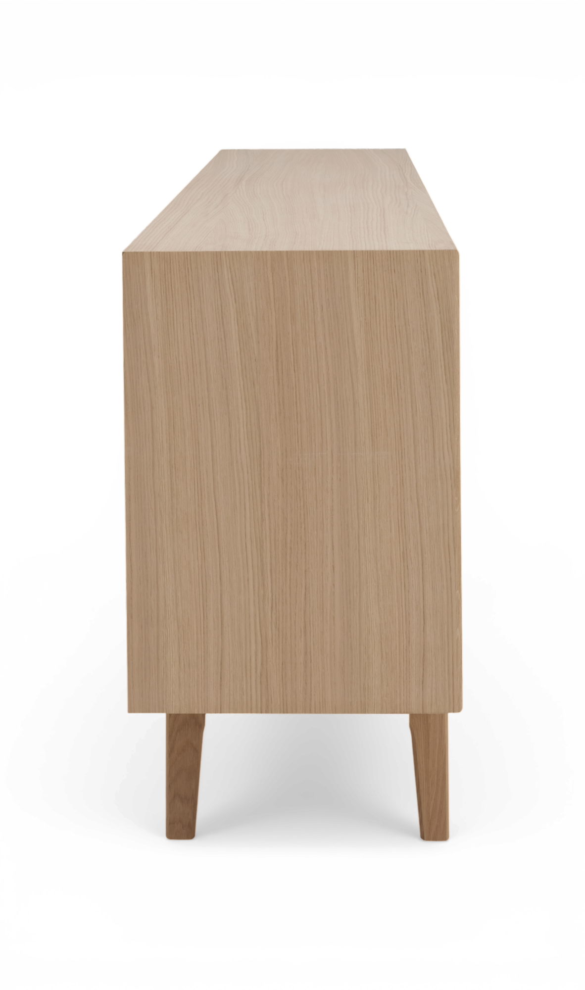 Sidevisning af en lys egetræsmøbel/sideboard på fire ben, frilagt på hvid baggrund.