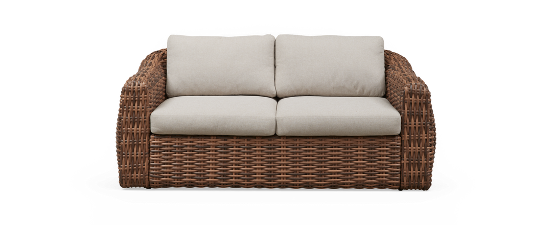 Tosædet sofa i brun flettet rotting med beige hynder.