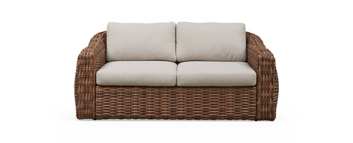 Tosædet sofa i brun flettet rotting med beige hynder.