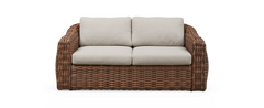 Tosædet sofa i brun flettet rotting med beige hynder.