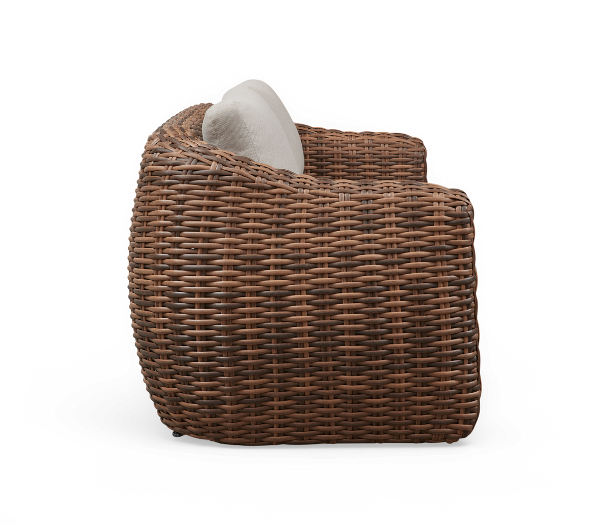 Sidevisning af en flettet rattan-loungestol med beige pude, frilagt på hvid baggrund.