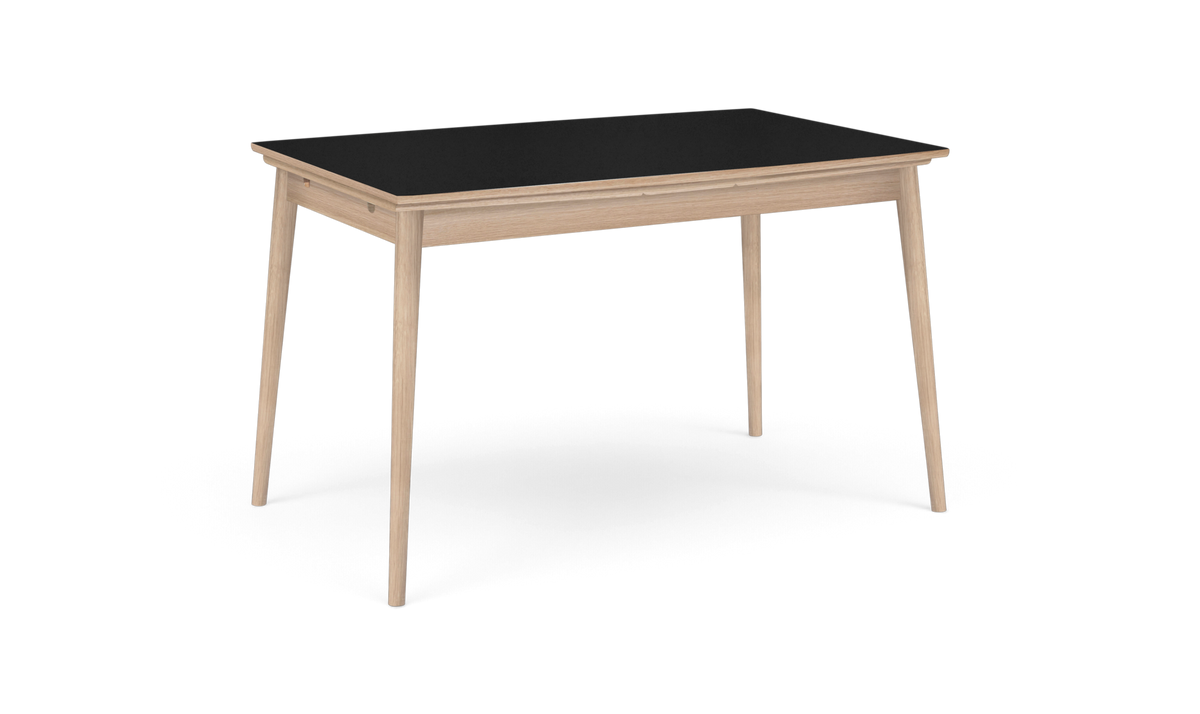 Rektangulært bord med sort bordplade og lys træramme med slanke ben.