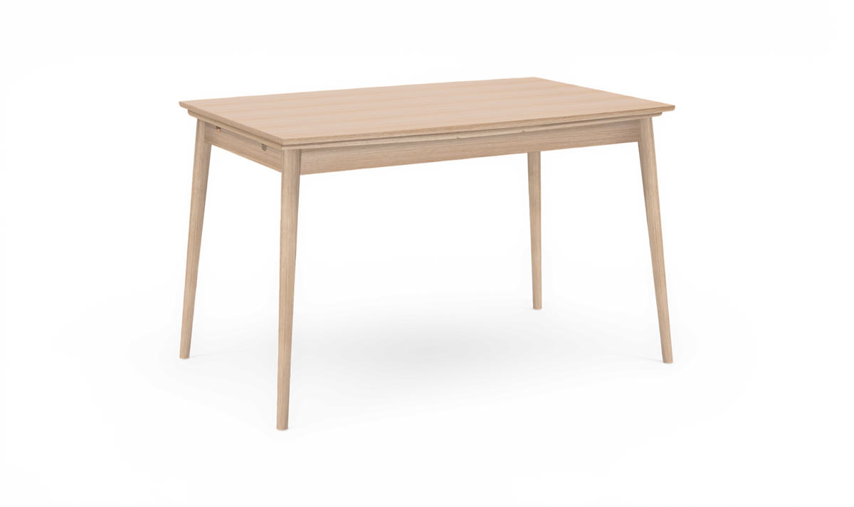 Rektangulært spisebord i lys eg med slanke, tilspidsede ben, frilagt produktfoto.