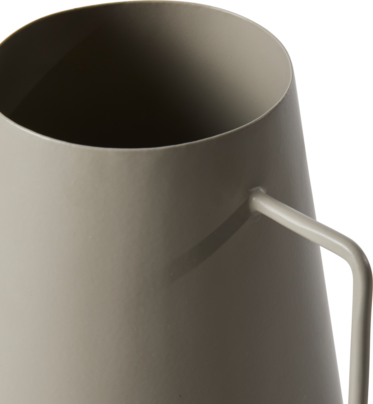 Nærbillede af en grå metalvase med kantet hank.
