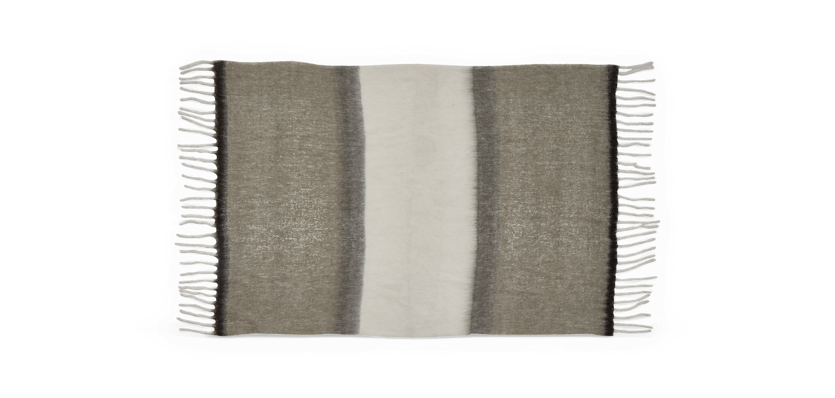Stribet plaid i beige og grå nuancer med frynser i siderne, produktfoto mod sort baggrund.