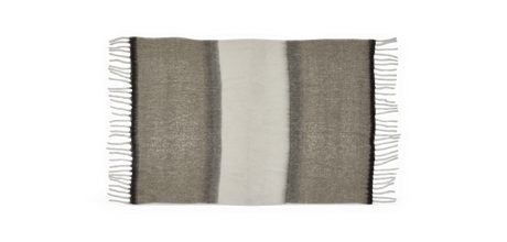 Stribet plaid i beige og grå nuancer med frynser i siderne, produktfoto mod sort baggrund.