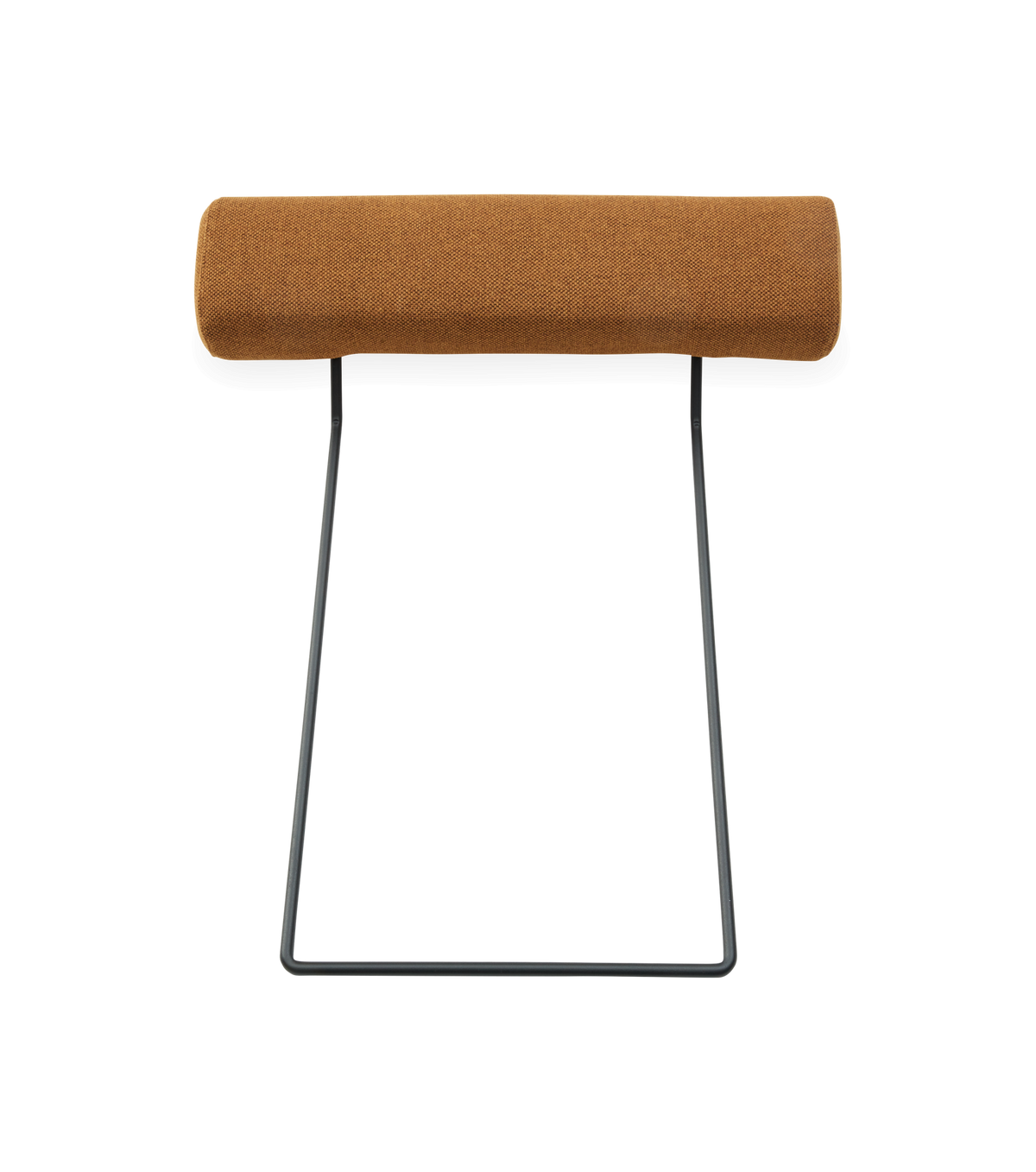 Moderne minimalistisk skammel med cylindrisk brun polstret sæde og sort metalmeder, frilagt på hvid baggrund.