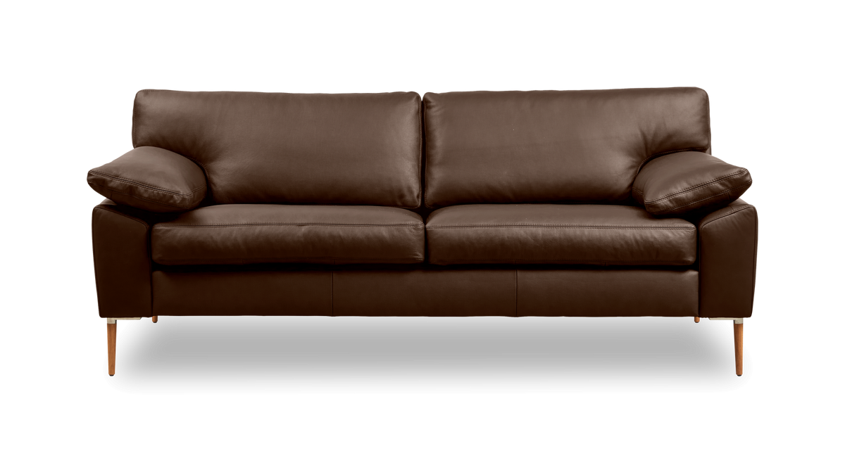 Sofa i brunt læder med slanke træben, set forfra.