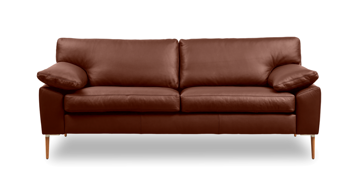 Brun lædersofa med to ryghynder og slanke træben, set lige forfra.
