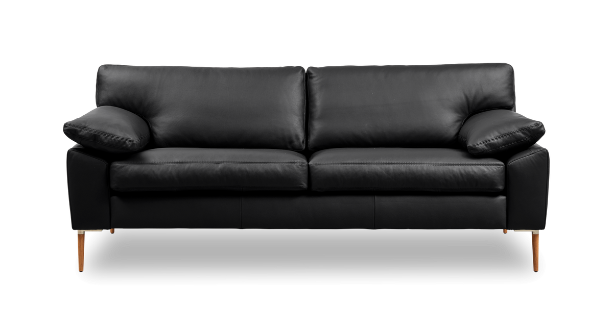 Sort lædersofa med træben, frontvisning.