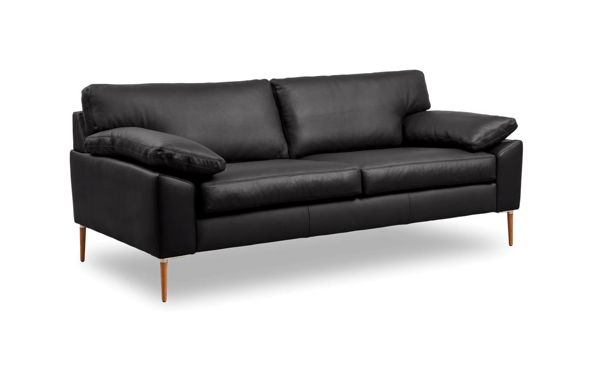 Sort lædersofa med træben set i skrå front.