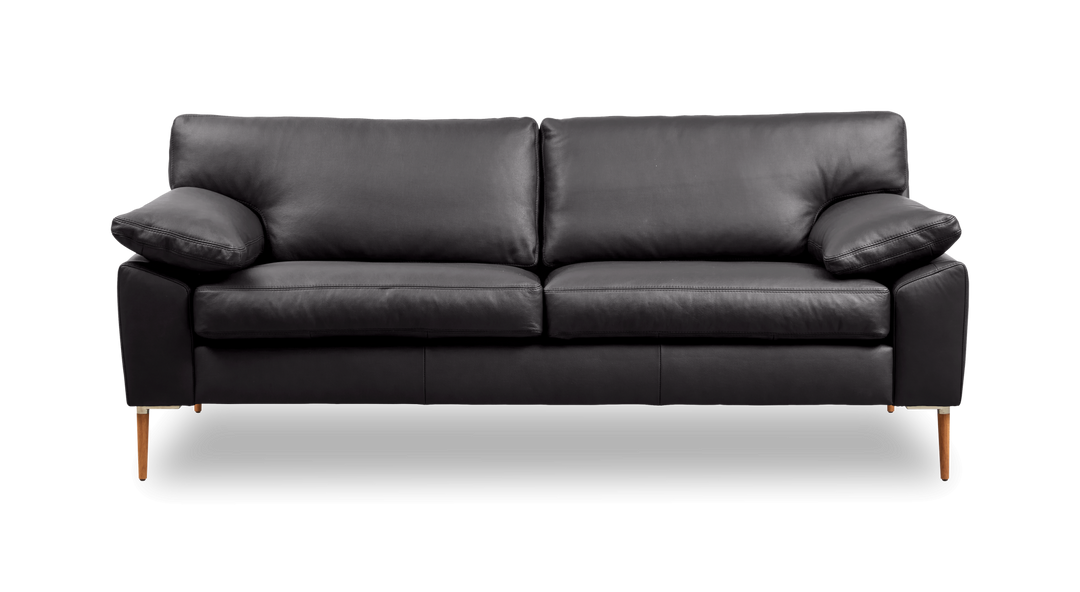 Sort lædersofa med tre sæder og slanke træben, set forfra på hvid baggrund.