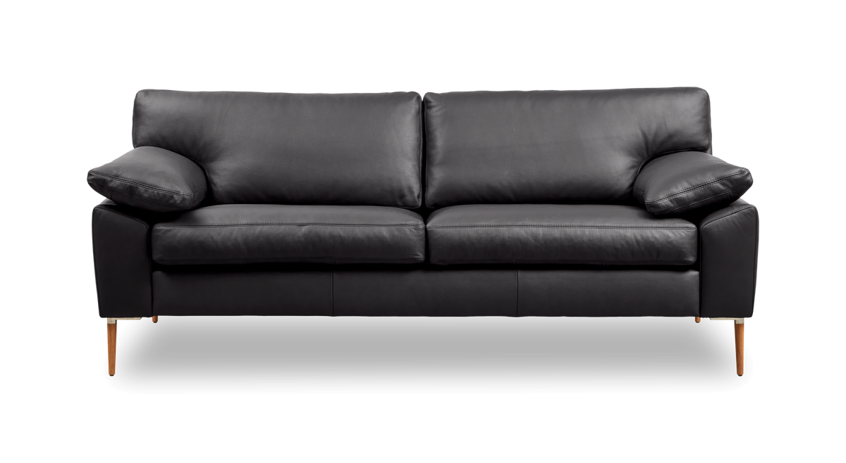Sort lædersofa med tre sæder og slanke træben, set forfra på hvid baggrund.