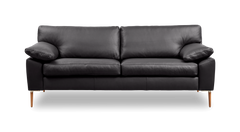 Sort lædersofa med tre sæder og slanke træben, set forfra på hvid baggrund.