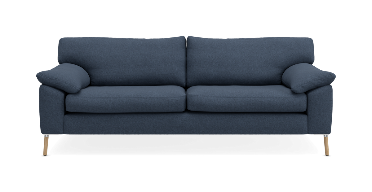 Mørkeblå 2‑personers stofsofa med polstrede armlæn og træben, set forfra.