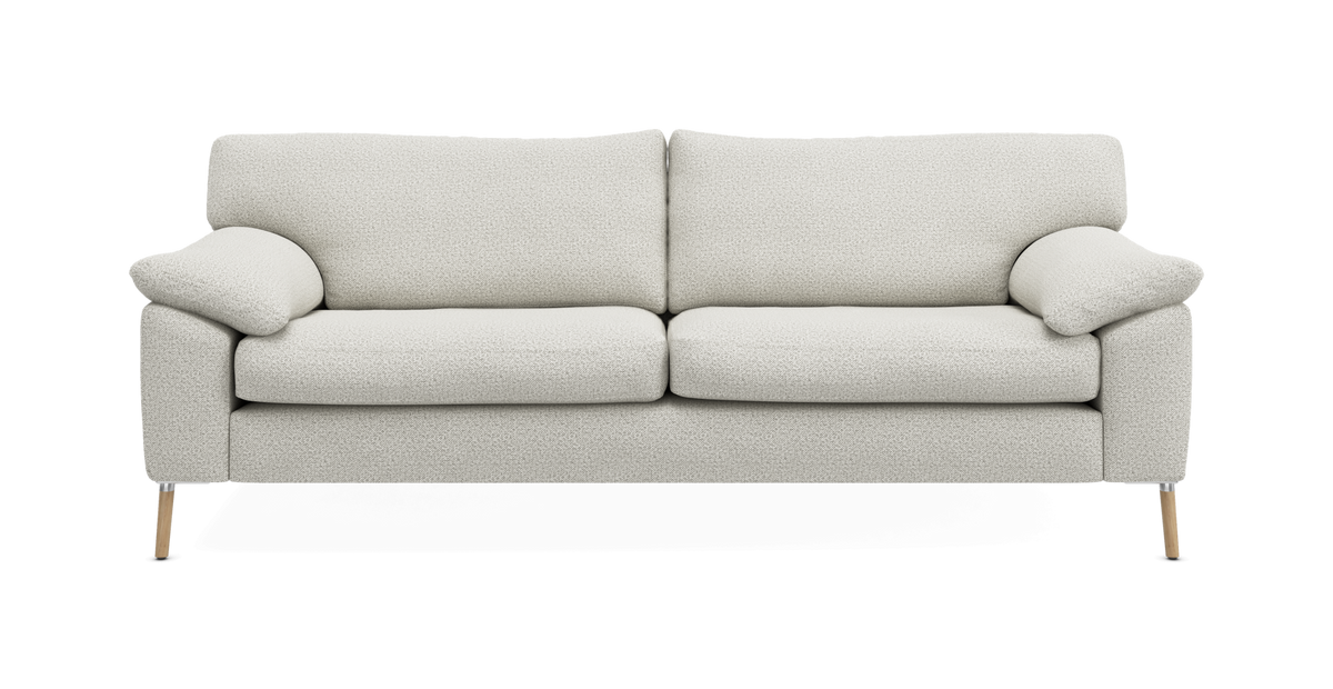 Lys beige 3-personers sofa med bløde armlæn og træben, set forfra.