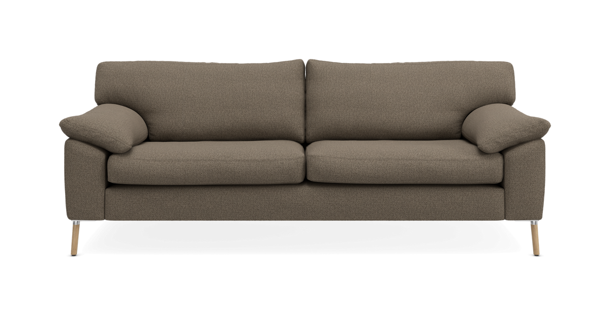 Brun stofsofa med to sædehynder og bløde, rundede armlæn, set forfra.