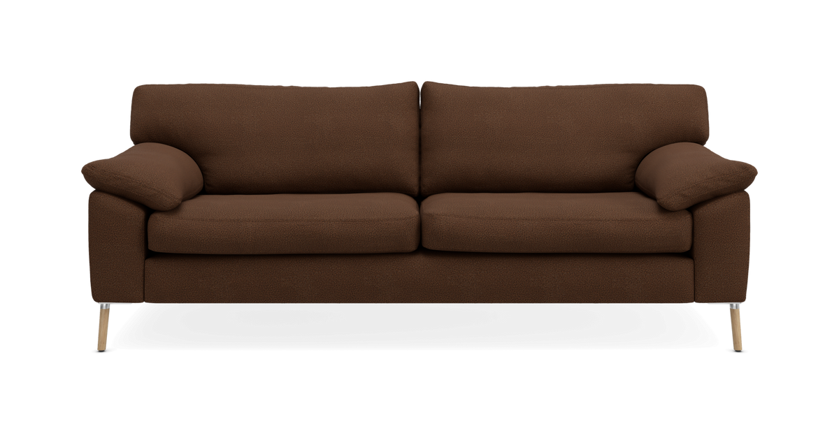 Brun stofsofa med to sædehynder og træben, frontvisning, frilagt.