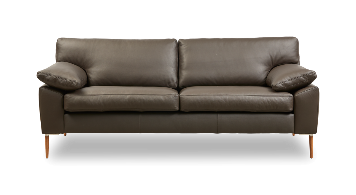 Brun lædersofa med træben, to sædehynder og skrånende armlæn.