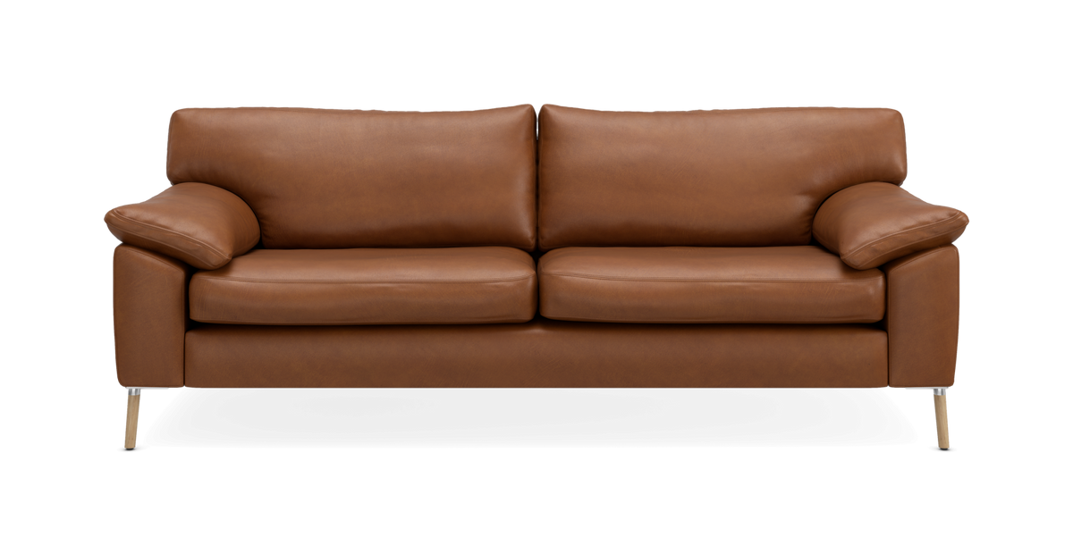 Brun lædersofa med slanke metalben, set lige forfra mod hvid neutral baggrund.