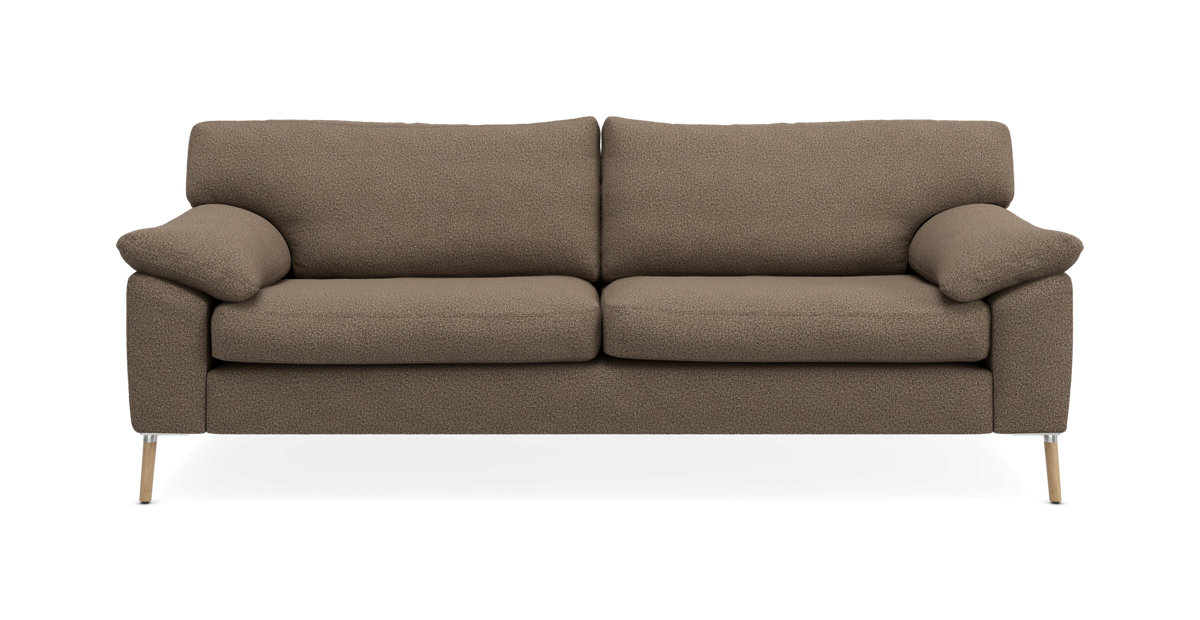 Brun stofsofa med to sædehynder, bløde armlæn og træben, set forfra.