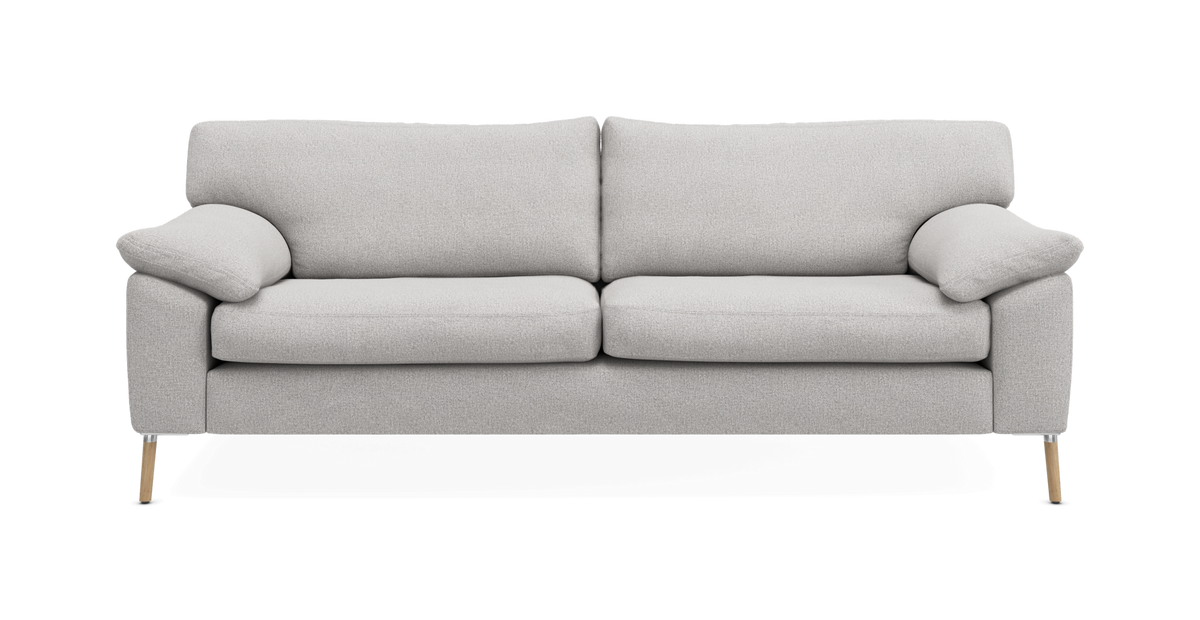 Lysgrå polstret sofa med to sædehynder og træben, set forfra.