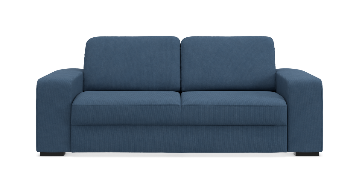 Blå 2-personers sofa med brede, firkantede armlæn set lige forfra, frilagt på hvid baggrund.