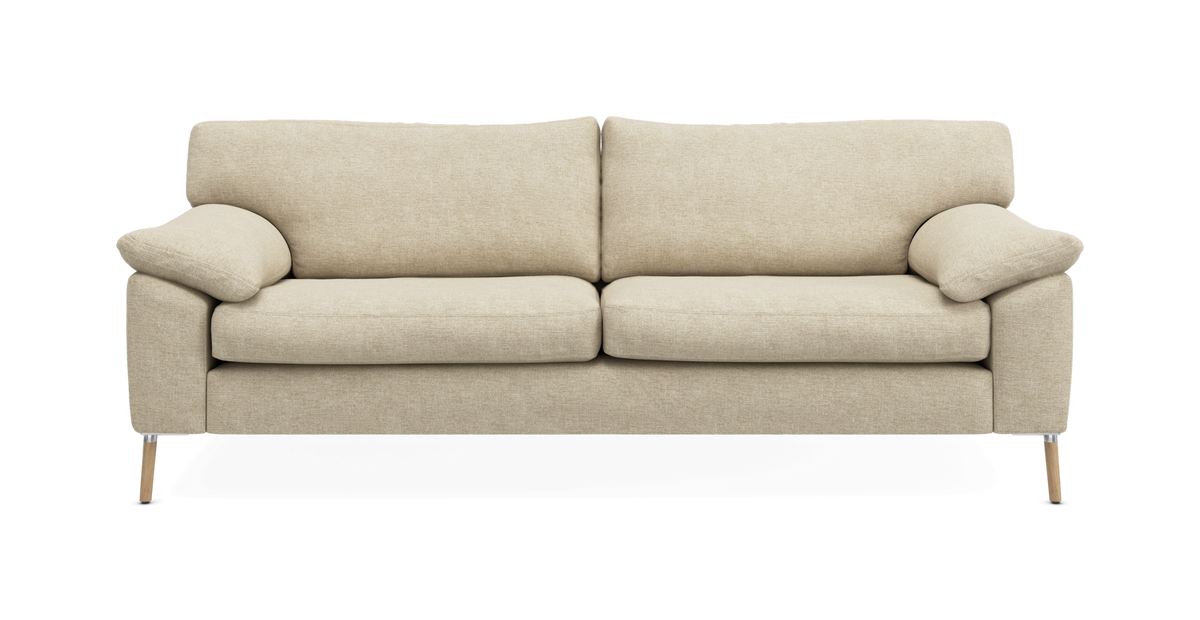 Beige 3-personers stofsofa med træben, frontvisning på frilagt baggrund.