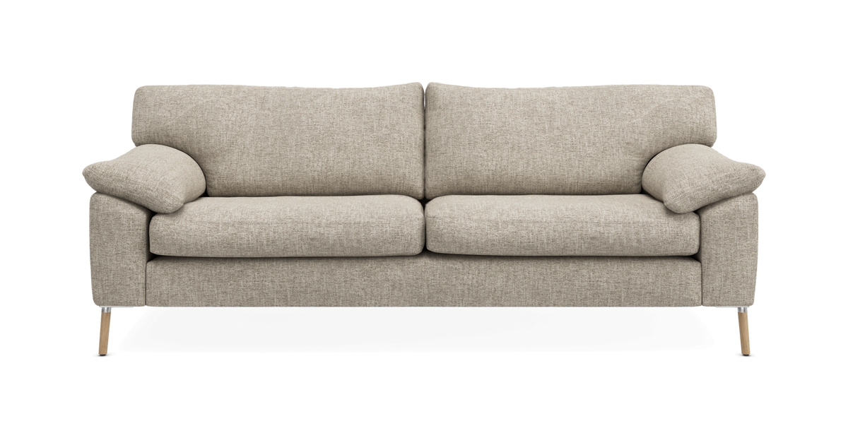 Beige 3-personers stofsofa med bløde puder og træben, set forfra på hvid baggrund.
