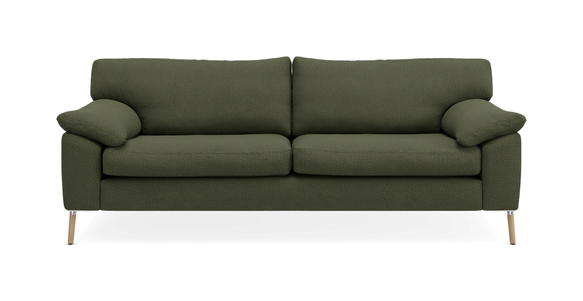 Olivengrøn sofa med to siddepuder, afrundede armlæn og træben, set forfra på ren baggrund.