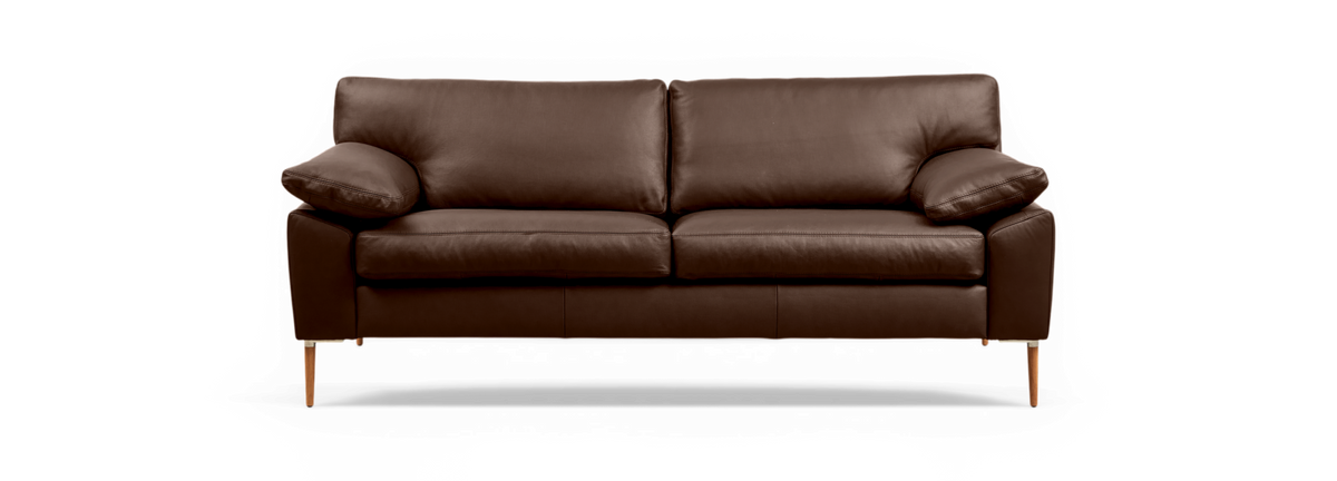 Brun lædersofa med træben set forfra, isoleret på sort baggrund.