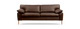 Brun lædersofa med træben set forfra, isoleret på sort baggrund.
