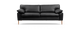 Sort lædersofa med træben set forfra på mørk baggrund.