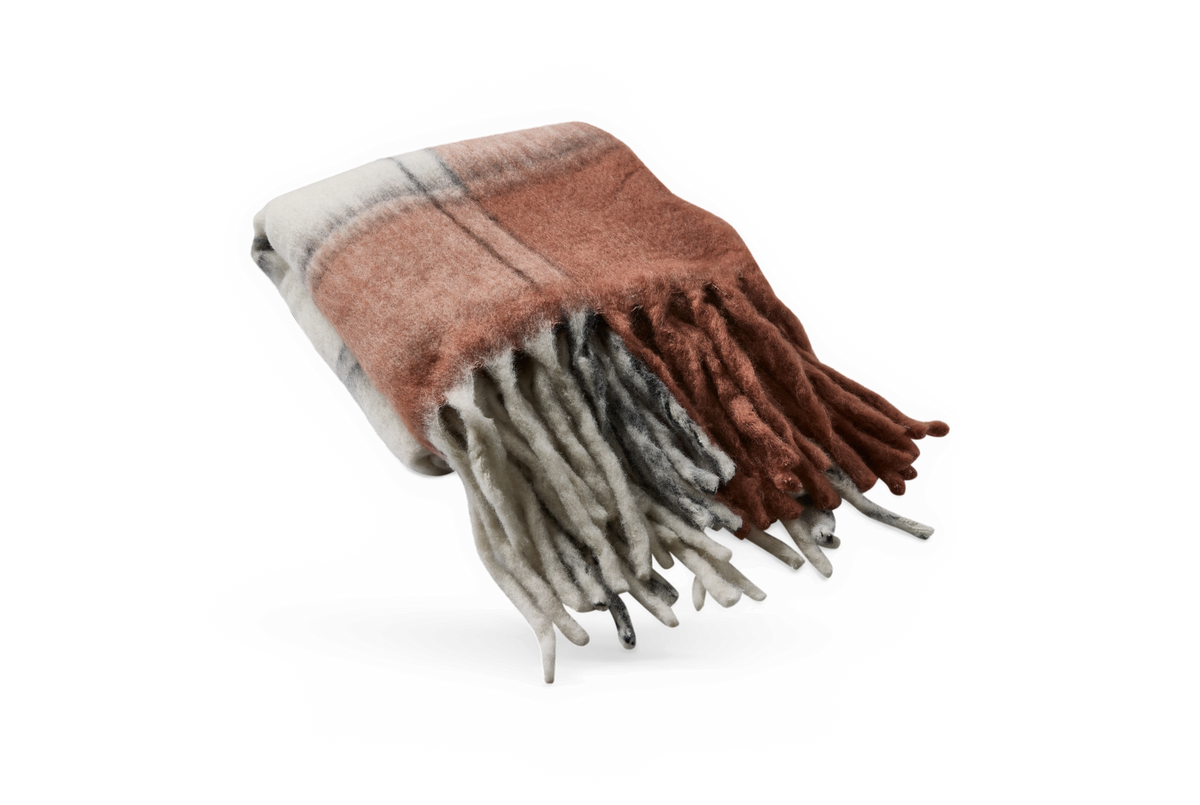 Ternet plaid i rust, grå og hvid med frynser, produktfoto på hvid baggrund.