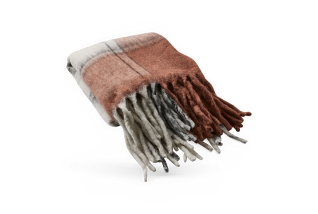 Ternet plaid i rust, grå og hvid med frynser, produktfoto på hvid baggrund.
