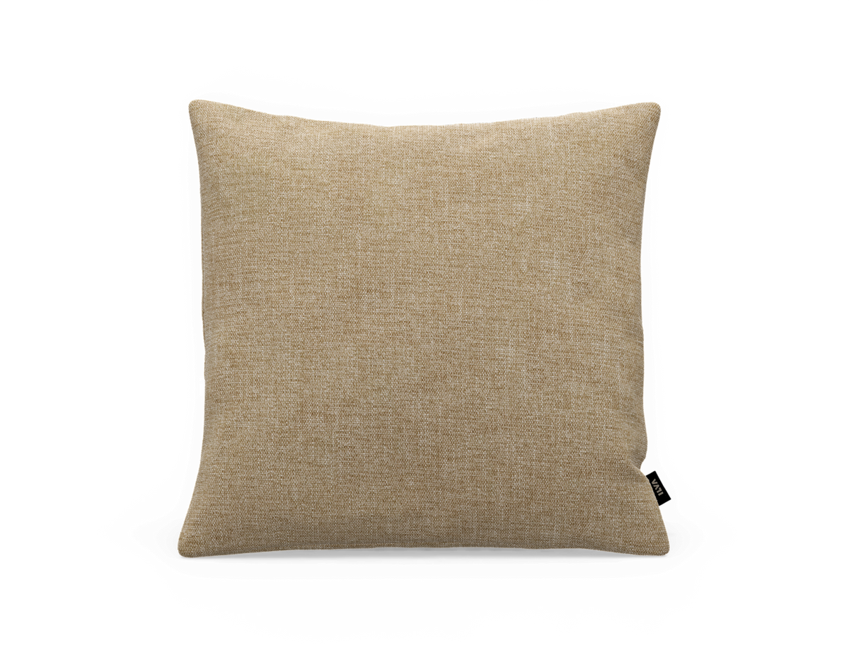 Beige kvadratisk pyntepude i strukturvævet tekstil, frontvisning mod hvid baggrund.