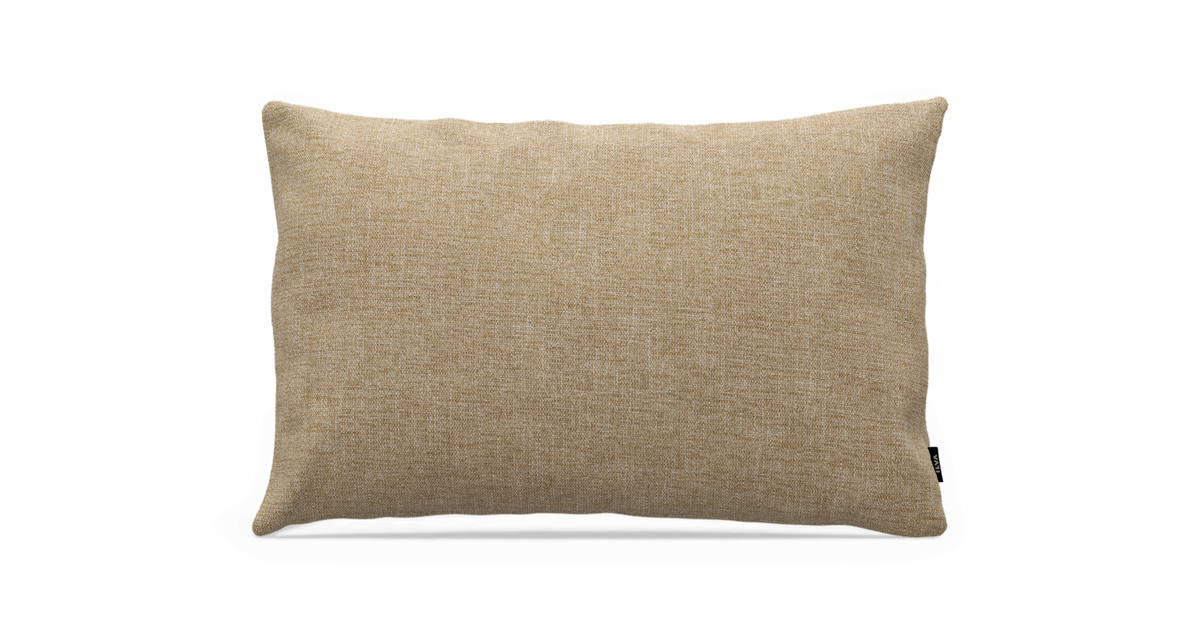 Rektangulær beige pude med vævet tekstur på hvid baggrund.