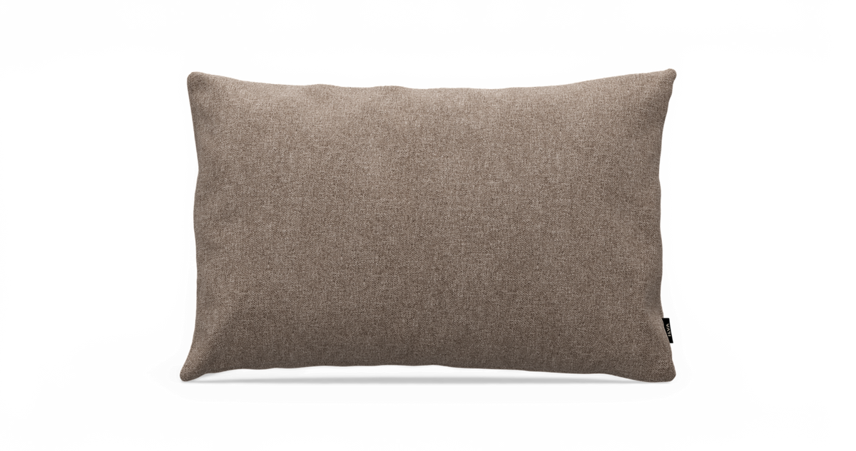 Rektangulær beige pude i meleret stof, frilagt på hvid baggrund.