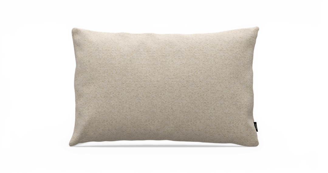 Beige rektangulær pude med let meleret tekstur på hvid baggrund.