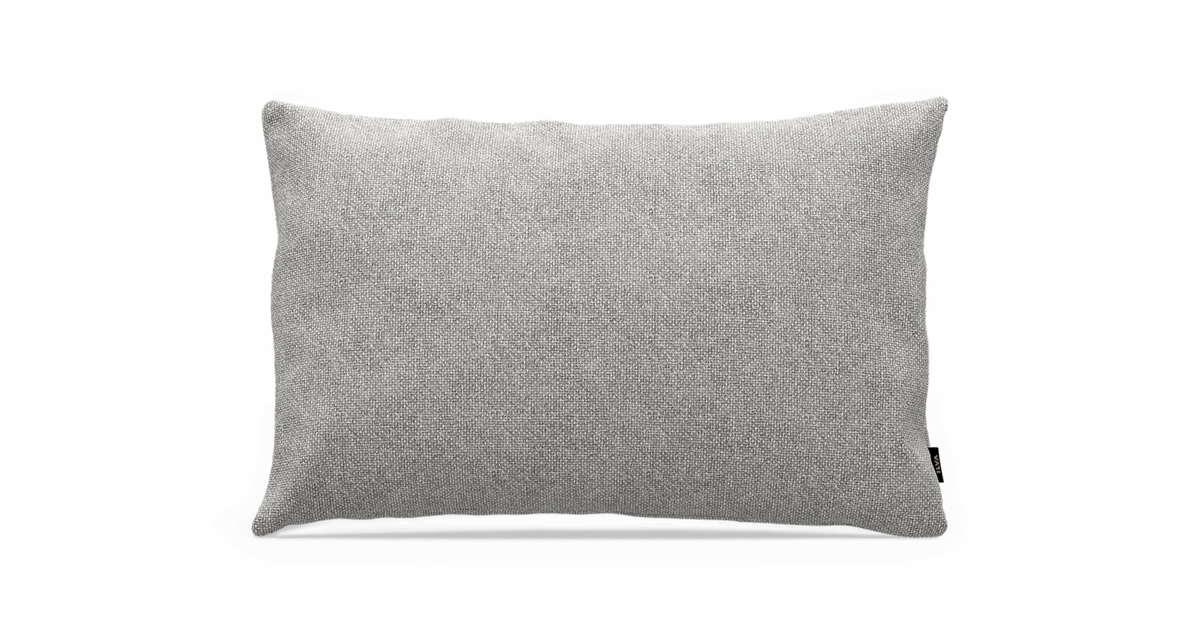 Lysegrå rektangulær pyntepude med vævet tekstur på hvid baggrund.