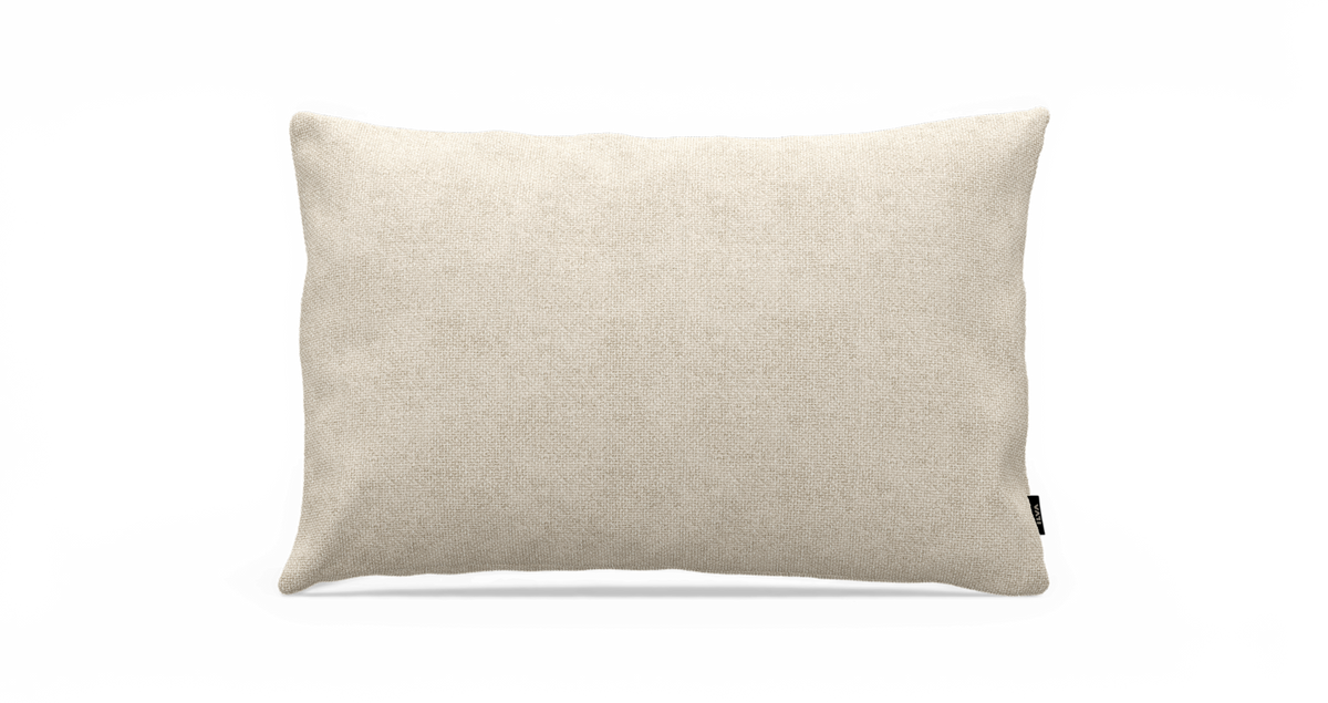 Beige rektangulær pyntepude i struktureret stof på hvid baggrund.