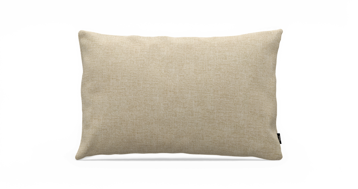 Beige rektangulær pyntepude, frilagt på hvid baggrund.