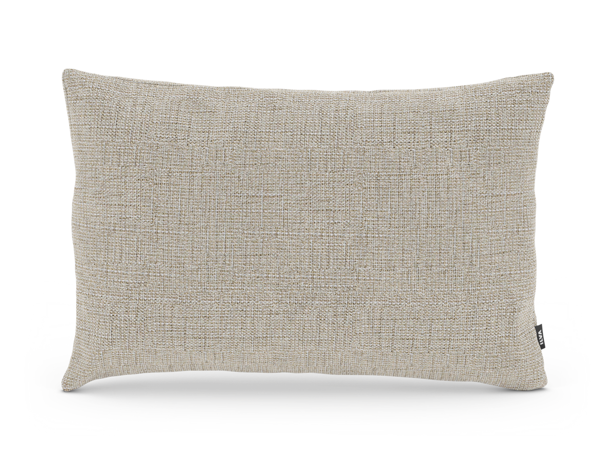 Beige, tekstureret pyntepude på hvid baggrund.